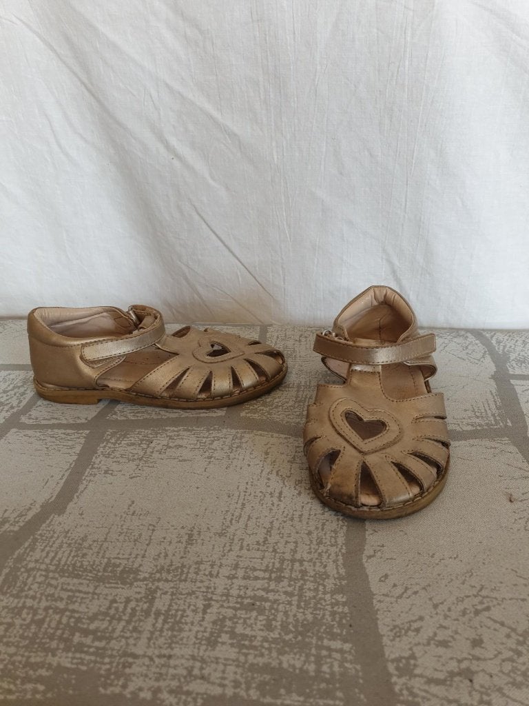 mooie goudkleurige sandalen met hartje. Mt 29. Merk Stups, Meisje, ., Overige typen, Ophalen of Verzenden