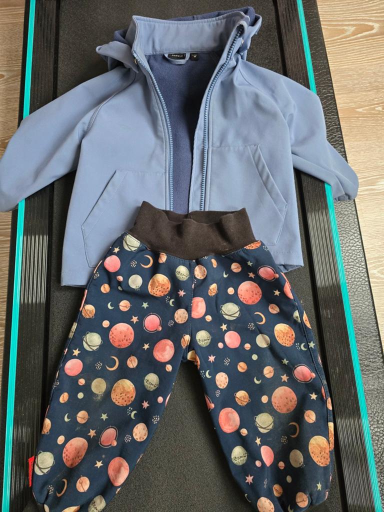 Softshell jasje en broekje met planetenprint maat 86, Kinderen en Baby's, Ophalen, Gebruikt, Name It & IELM, Jongen of Meisje