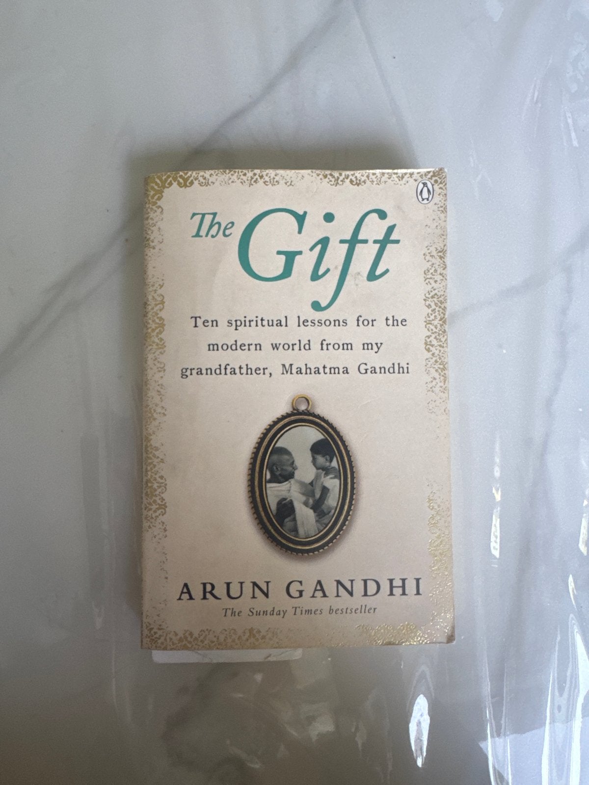 The Gift: Tien spirituele lessen van Mahatma Gandhi, Boeken, Esoterie en Spiritualiteit, Ophalen of Verzenden, Gelezen, Spiritualiteit algemeen