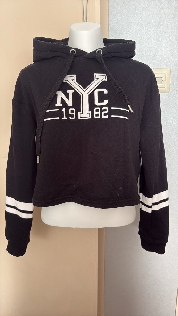 Zwarte cropped hoodie met sportieve “NYC 1982” print., Kleding | Dames, Zwart, Ophalen of Verzenden, Maat 36 (S), Gedragen
