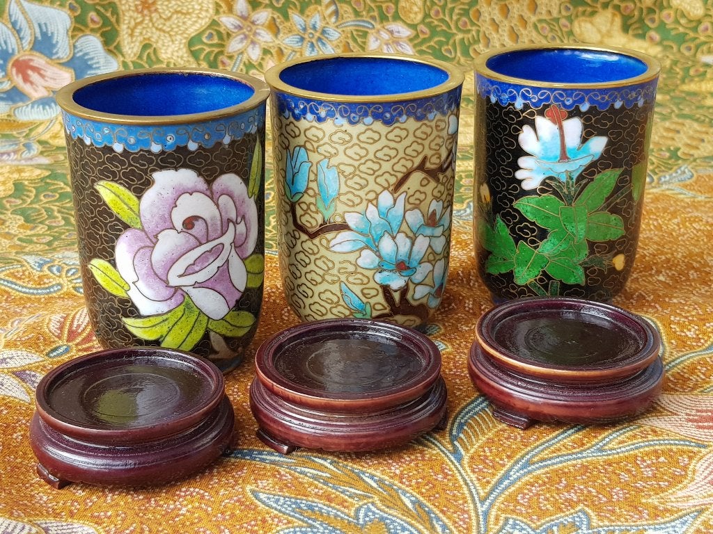 Drie mooie antieke Chinese bekers van cloisonne met bloemen., Antiek en Kunst, Ophalen of Verzenden