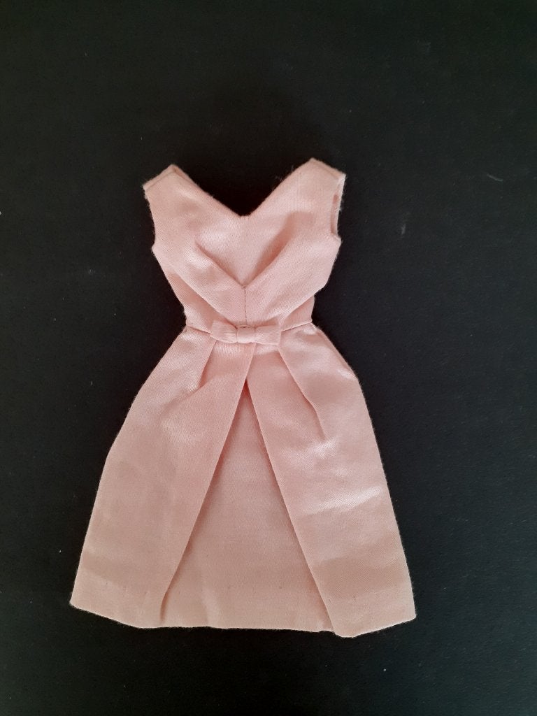 Vintage Barbie Fashion "zacht roze Belle Dress"  (1962), Verzamelen, Verzenden, Zo goed als nieuw, Kleertjes
