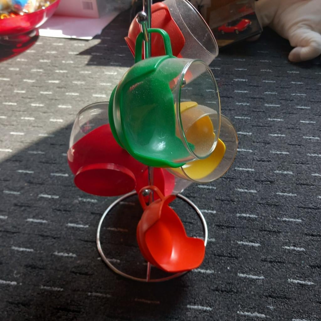 Kleurrijke kinderbekers op rekje, Kunststof, Ophalen of Verzenden, Meerkleurig, Overige merken