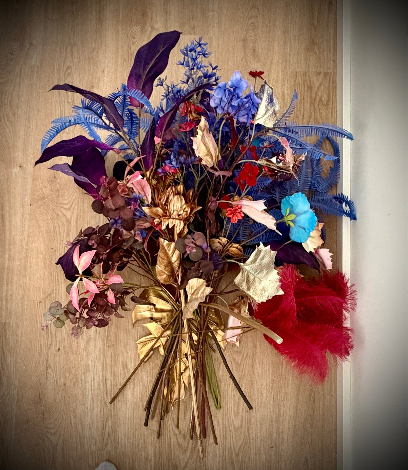 Prachtig kunstbloemen boeket - Blauw, rood, goud, Huis en Inrichting, Ophalen, Binnen, Boeket, Overige merken