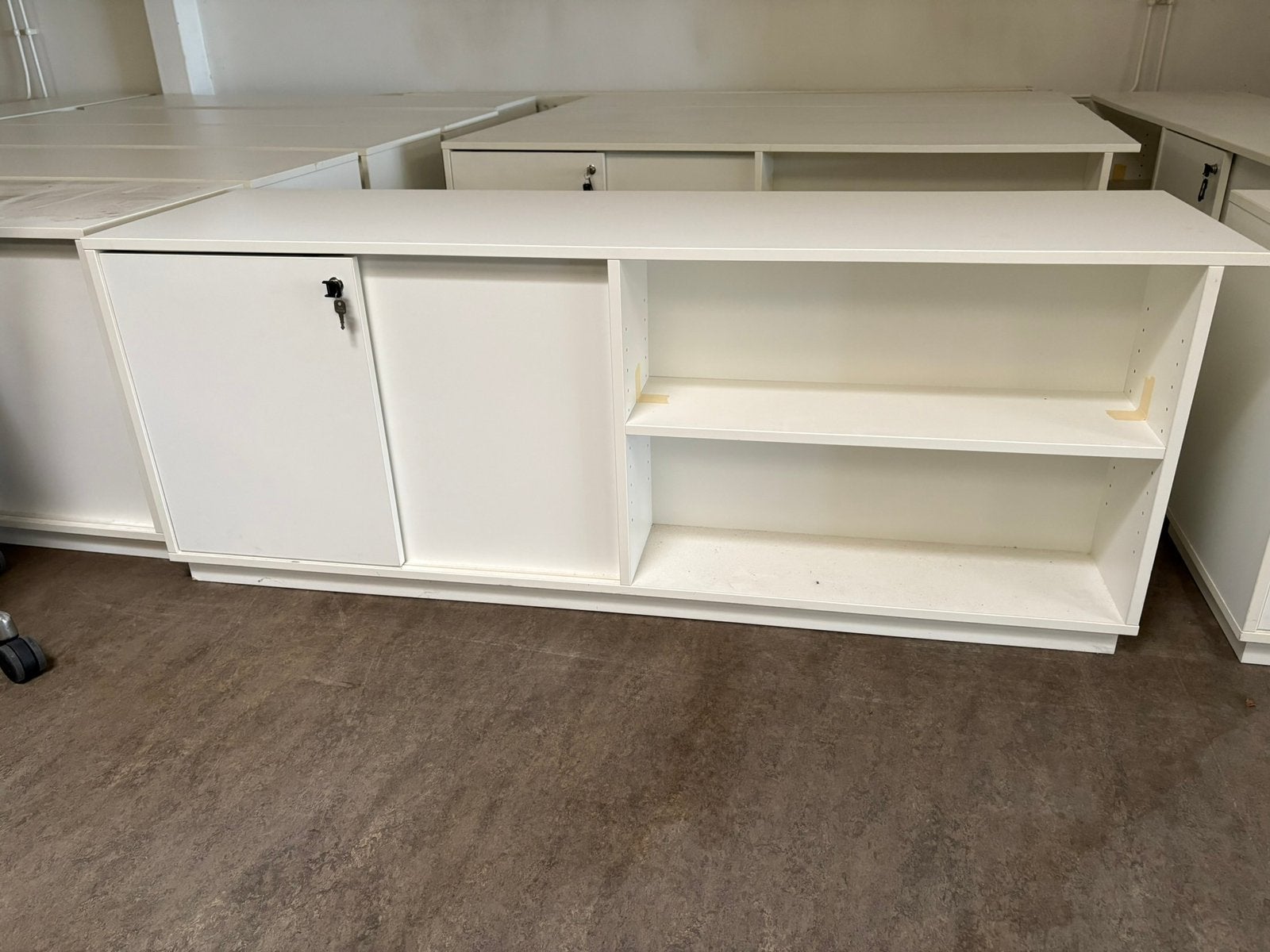 Compacte witte kast met schuifdeur en sleutel, Ophalen, Gebruikt