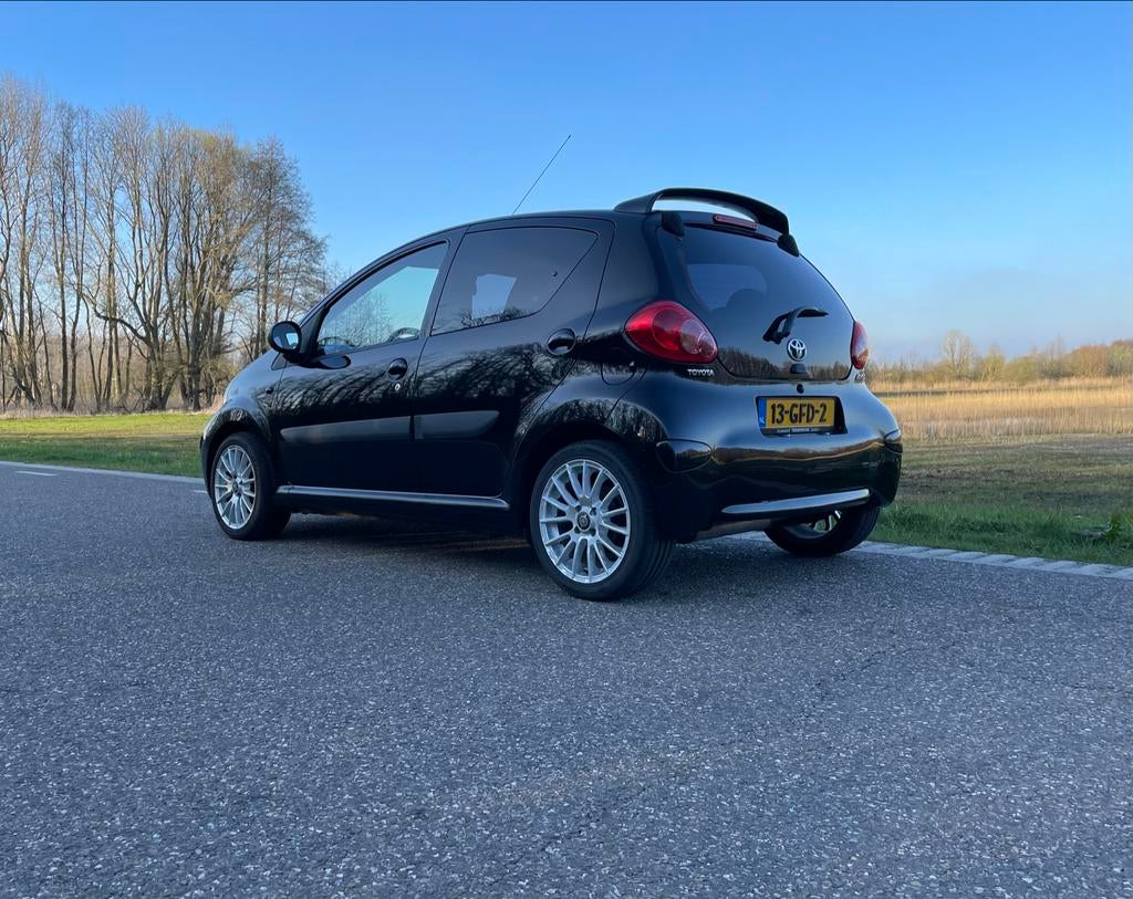 Toyota Aygo 5DRS 2008 Zwart Sportief en Extra’s, Voorwielaandrijving, 4 stoelen, Origineel Nederlands, Handgeschakeld