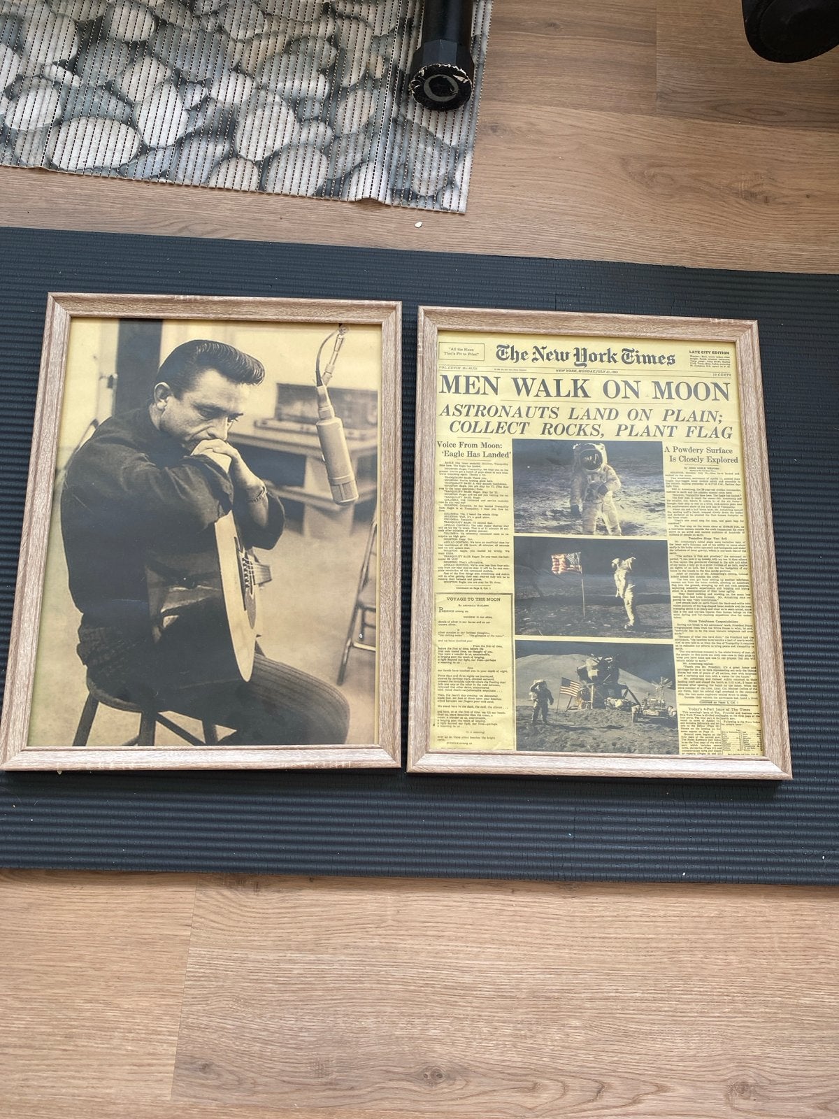 Set van 2 ingelijste posters: Johnny Cash & Maanlanding, Huis en Inrichting, 50 – 75, Minder dan 50 cm, Ophalen of Verzenden, Zo goed als nieuw