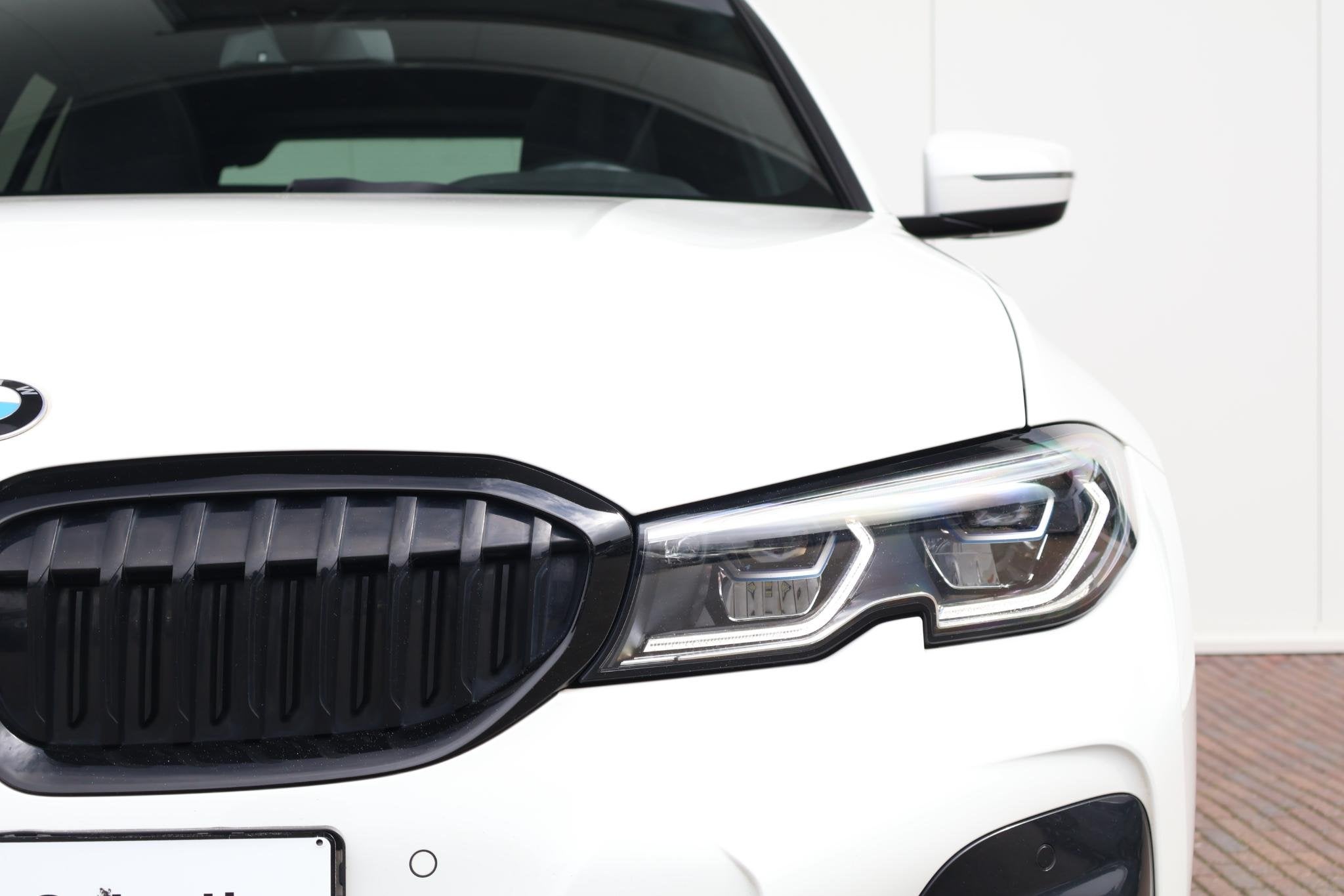 BMW 3-serie Touring 318i Business Edition Plus / M-Sportpakk, Automaat, Wit, 3-Serie, 84 €/maand