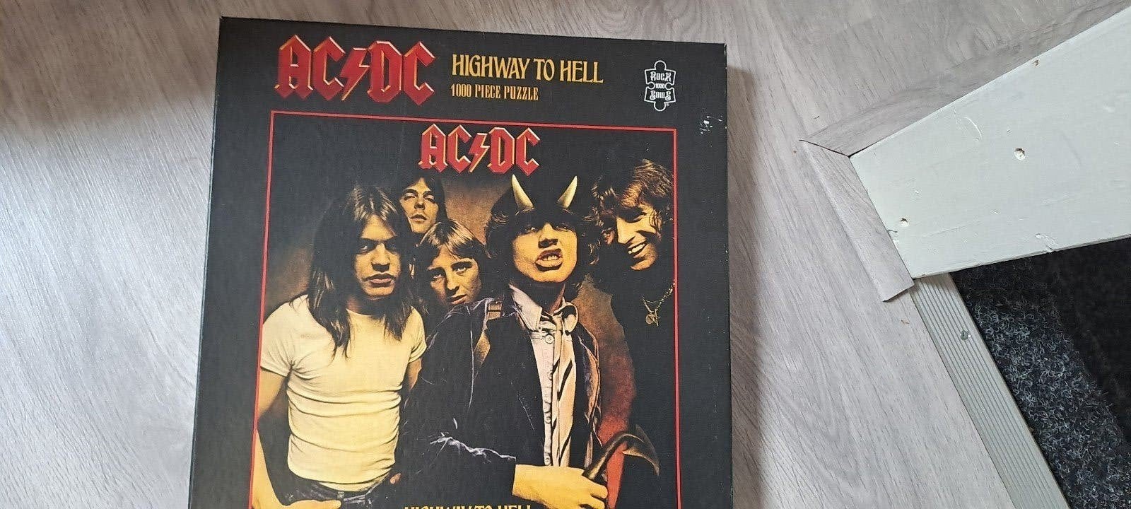AC/DC Highway to Hell Legpuzzel - 1000 stukjes, Ophalen of Verzenden, 500 t/m 1500 stukjes, Zo goed als nieuw, Legpuzzel