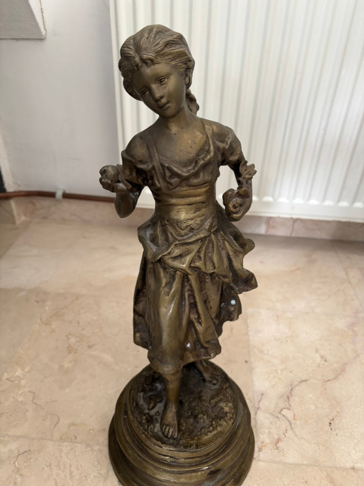 Antiek bronzen beeldje van een meisje, Ophalen of Verzenden, 20 - 50 cm, Beeld, Bruin