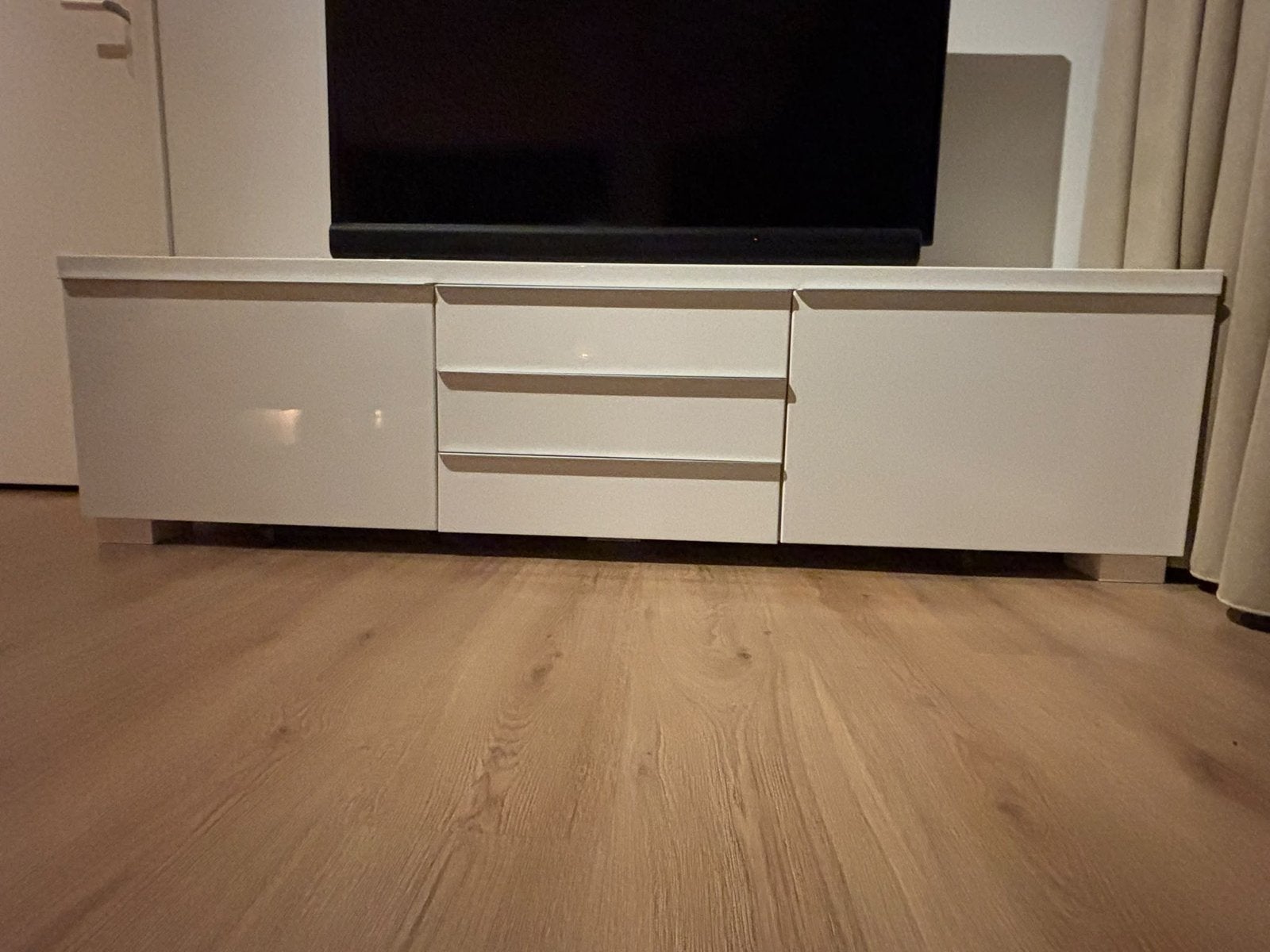 Strak wit tv-meubel met lades en deuren, Ophalen, Kunststof, 150 tot 200 cm, Zo goed als nieuw