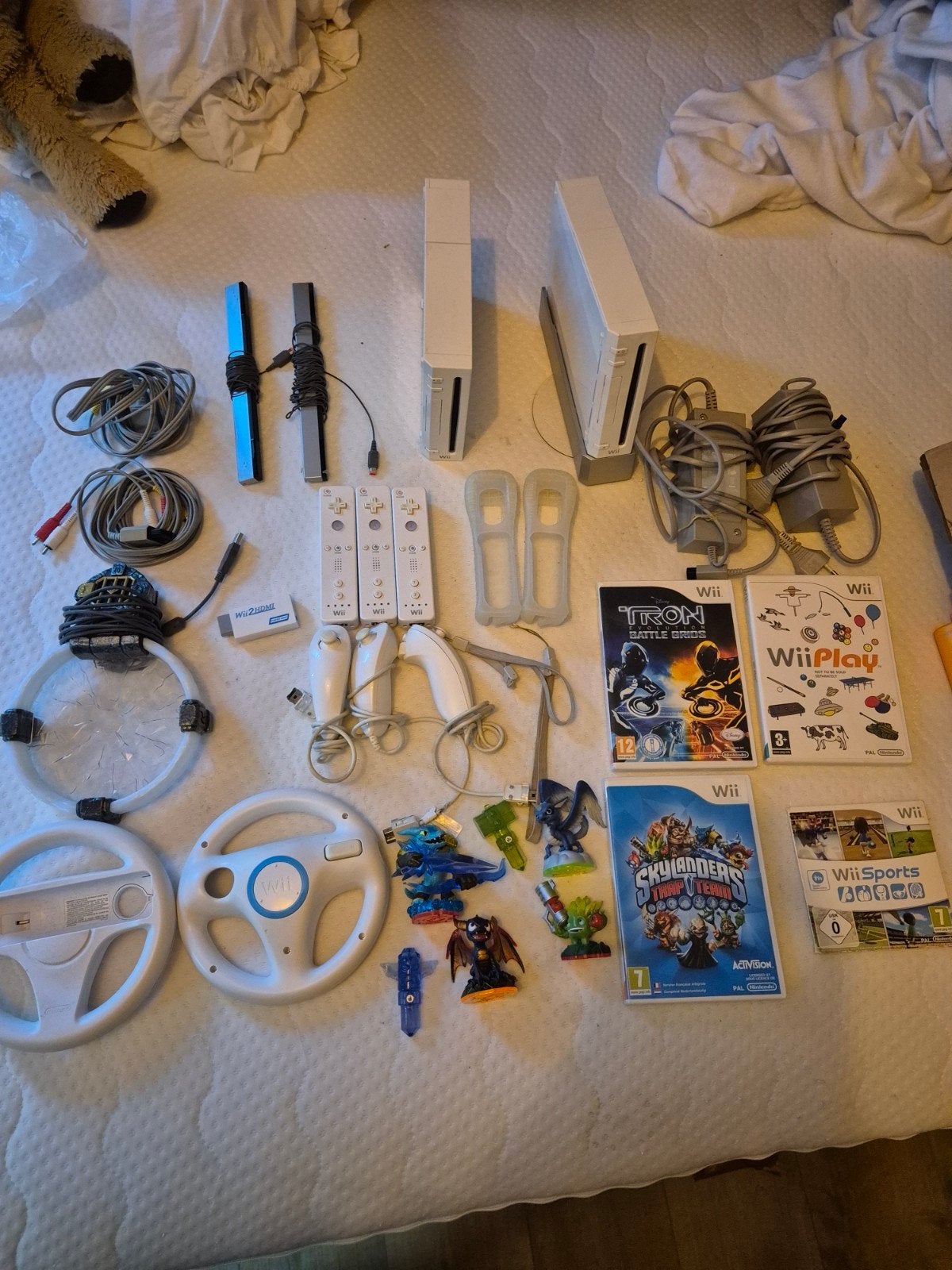 Wii Bundel: 2 consoles, 4 controllers, 4 games & Skylanders, Ophalen of Verzenden, Gebruikt, Met 3 controllers of meer, Met stuurtje