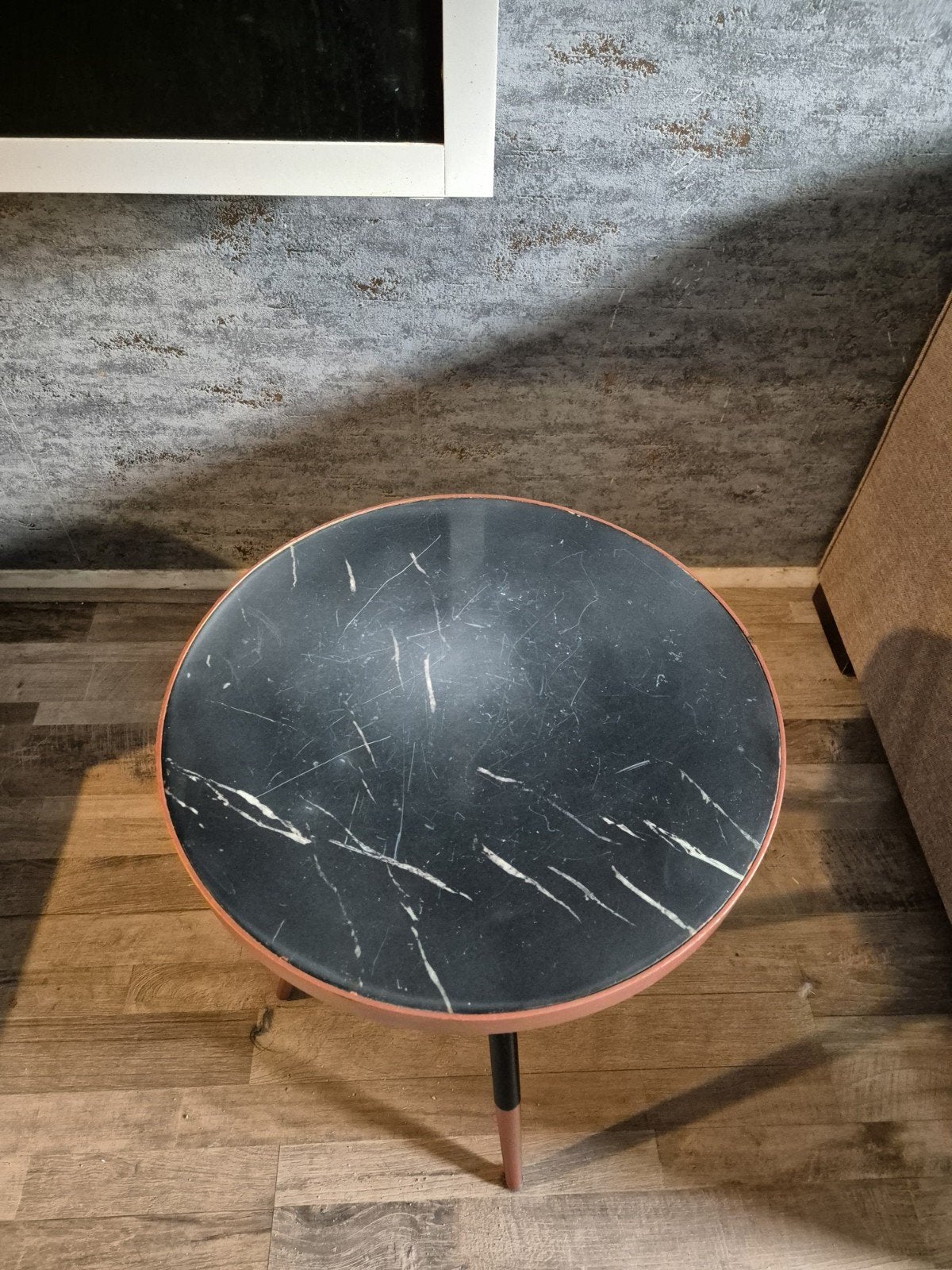 Bijzettafeltje met marmer look blad en koperen accenten, Huis en Inrichting, Tafels | Bijzettafels, Ophalen, Gebruikt, Modern, Industrieel