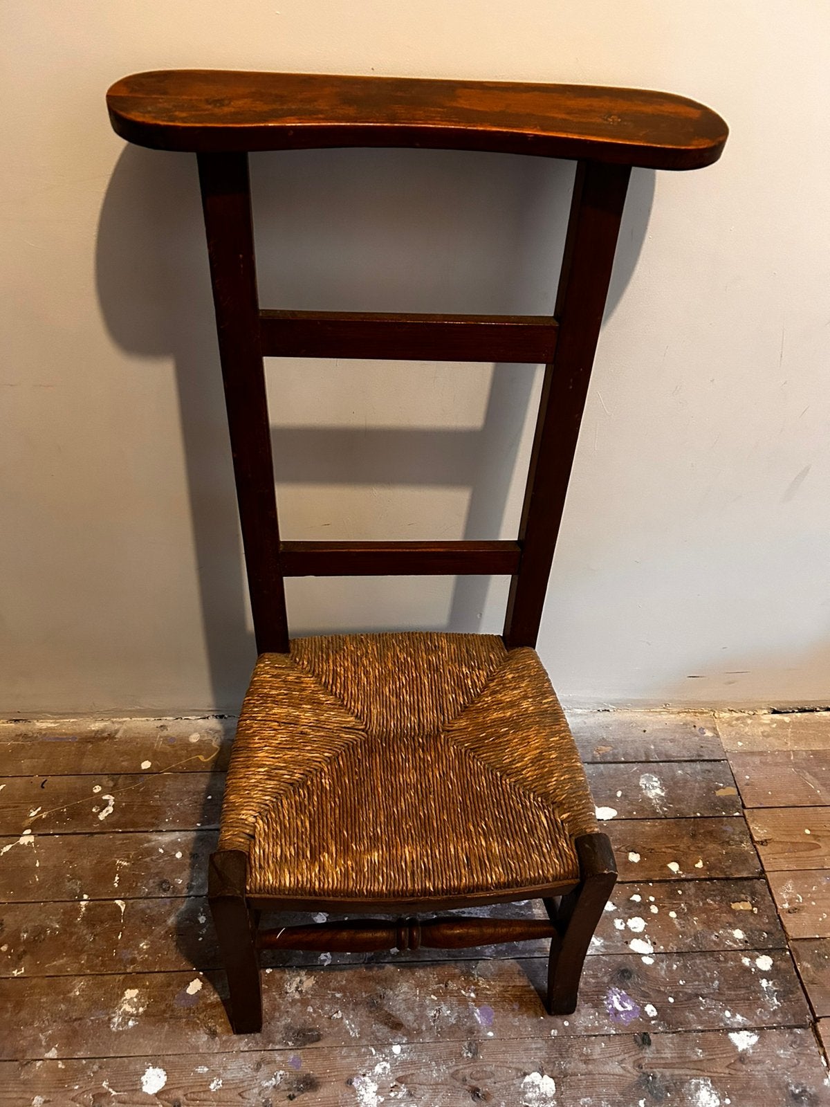 Bidstoeltje met rieten zitting, Ophalen, Gebruikt, Bruin, Hout