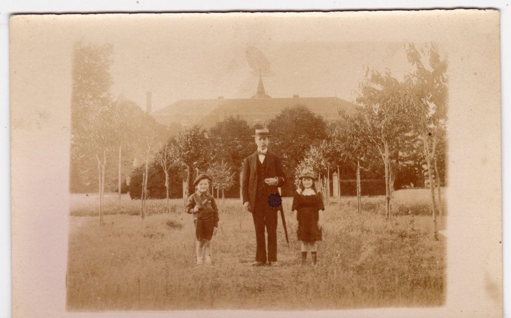 Antieke Fotokaart Franse Familie bij Landhuis ca. 1900, Verzamelen, Foto's en Prenten, Gebruikt, Foto, Overige onderwerpen, Voor 1940