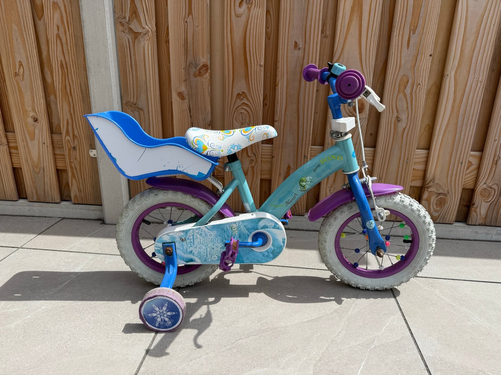 Frozen kinderfiets met zijwieltjes en poppenstoeltje, Fietsen en Brommers, Fietsen | Kinderfietsjes, Ophalen, Zijwieltjes, Gebruikt