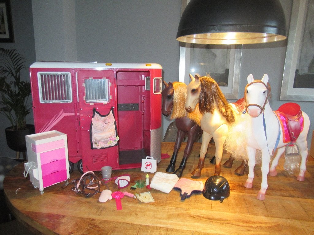 OUR GENERATION Mane Camper met maar liefst 3 grote paarden, Verzamelen, Ophalen of Verzenden, Zo goed als nieuw, Overige typen