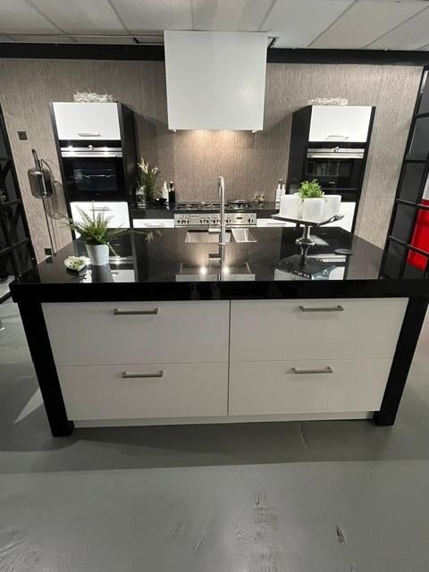 Showroomkeuken met zwart granieten blad, Ophalen, Zwart, Overige typen, Met kookeiland