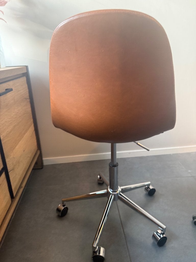 Foto 2 van Leuke bureaustoel mag voor een klein prijsje weg