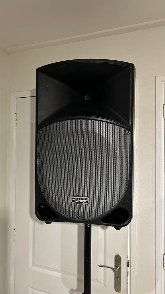 2x Mackie Thump TH-15A, Ophalen, Zo goed als nieuw, 500 tot 1000 watt