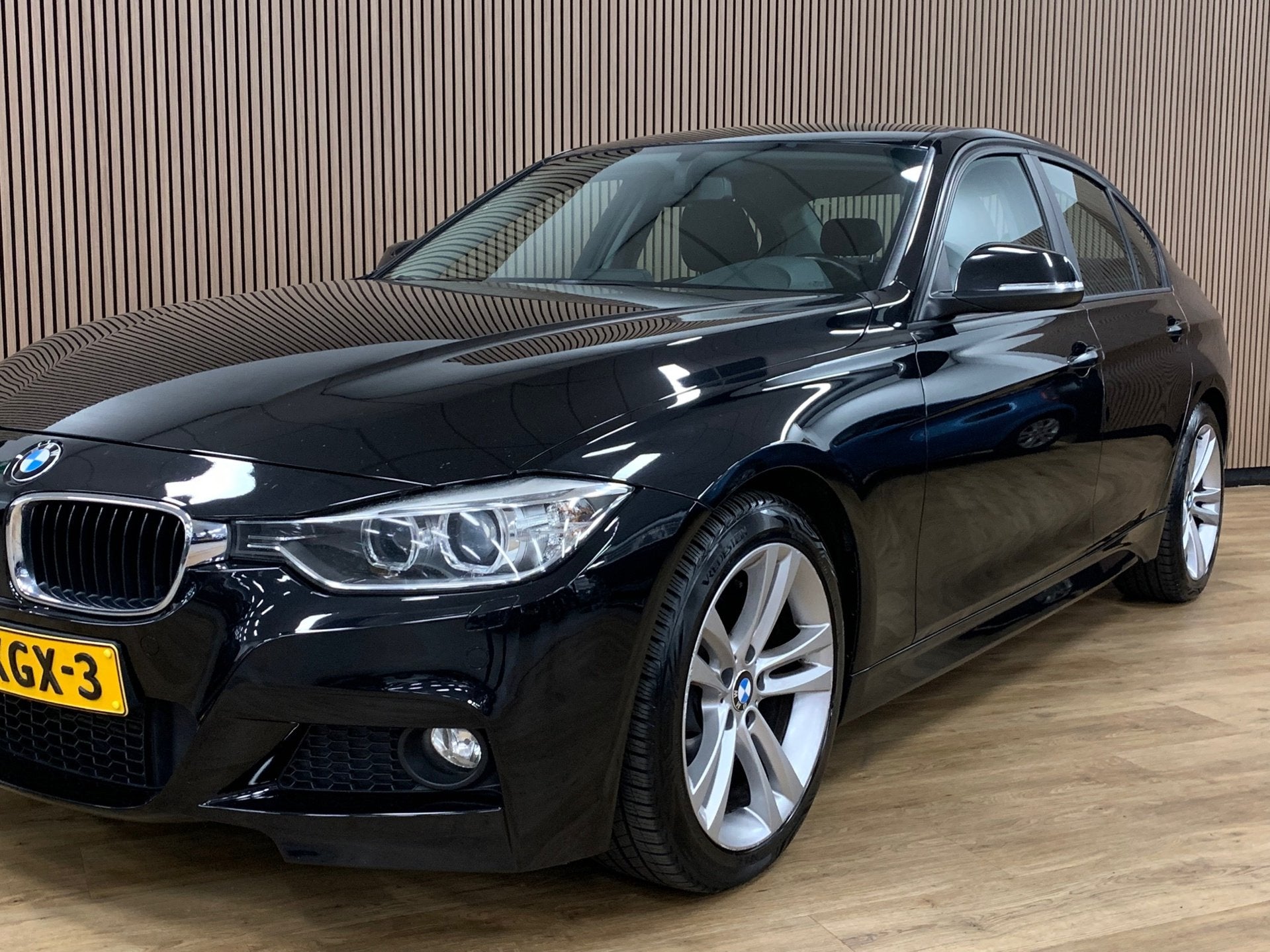 BMW 3-serie 320i High Executive|Automaat|Climate Control|Nav, Auto's, Automaat, Euro 5, Gebruikt, Zwart