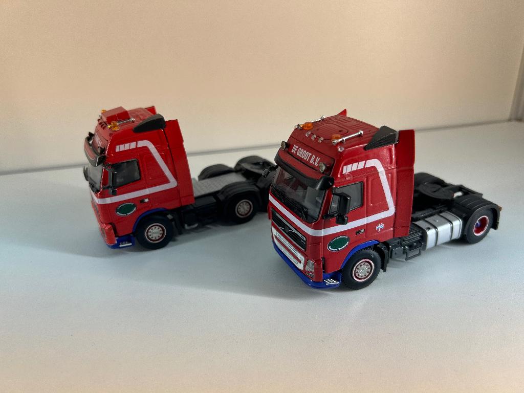 2x Volvo FH De Groot Apeldoorn Beekbergen, Hobby en Vrije tijd, Modelauto's | 1:50, Ophalen of Verzenden, Zo goed als nieuw, Bus of Vrachtwagen
