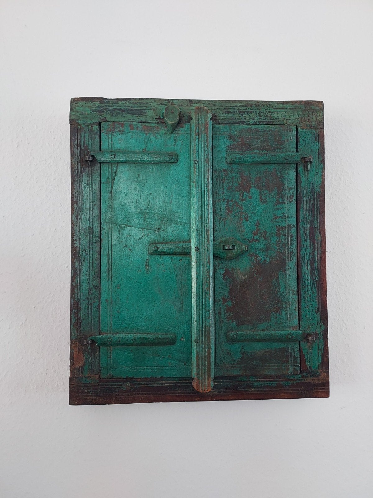 Vintage houten wanddecoratie met spiegel achter deurtjes, Ophalen