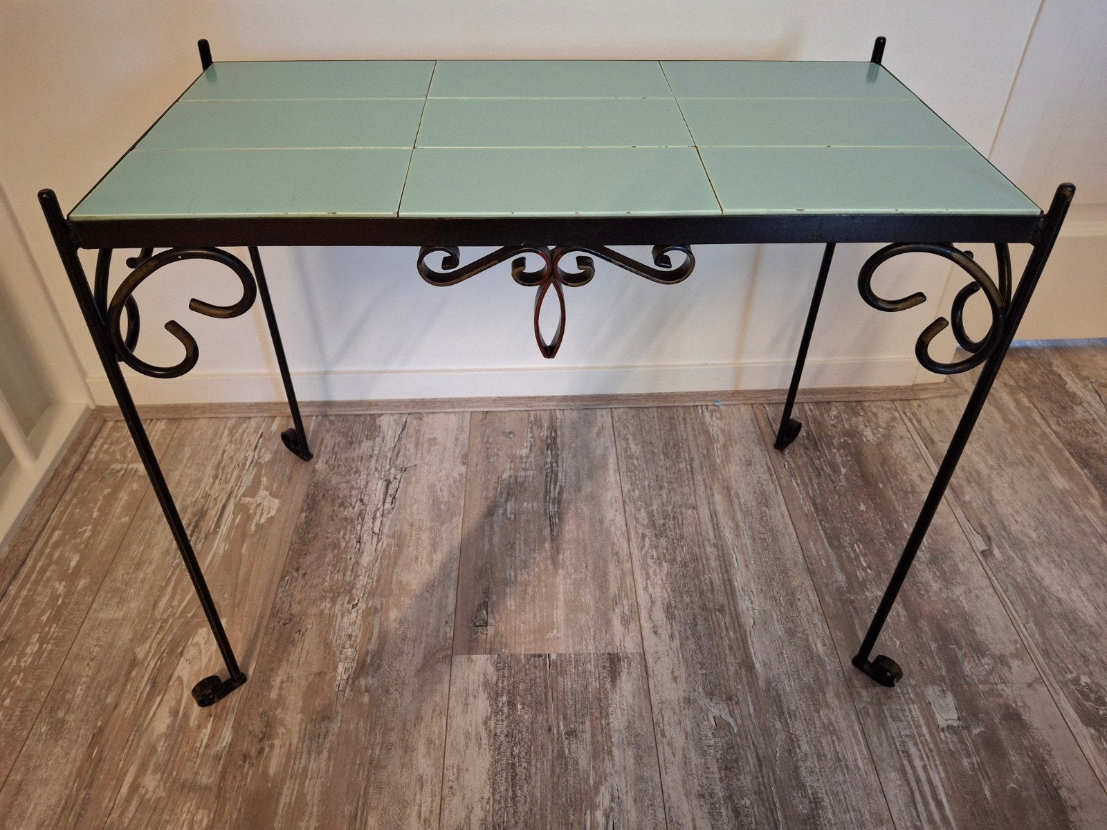 Jaren '60 metalen bijzettafel met aquagroene tegels, Huis en Inrichting, Tafels | Bijzettafels, Gebruikt, Metaal of Aluminium