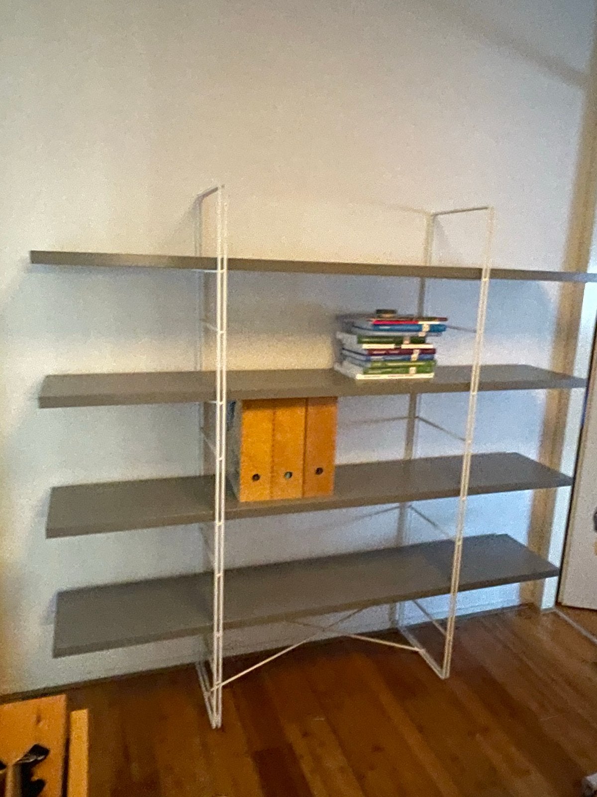 IKEA Enetri Gammelgaard Wandrek/boekenplank - Grijs/wit, Ophalen, Met plank(en), Gebruikt, 100 tot 150 cm