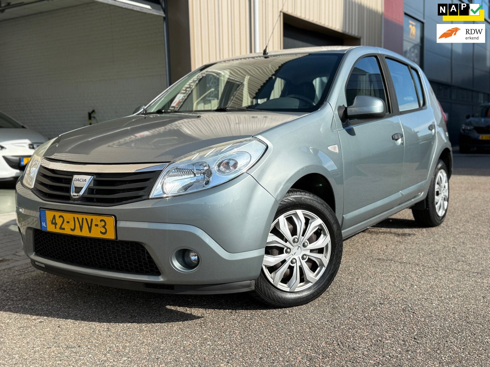 Dacia Sandero 1.2 Lauréaten Nieuwe APK Eerste Eigenaar, Auto's, Voorwielaandrijving, Dealer onderhouden, Gebruikt, Met garantie (alle)