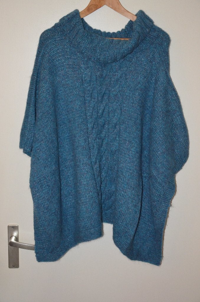 prachtige nieuwe handgebreide oversized wollen poncho, Kleding | Dames, Blauw, Trui of Vest, Nieuw, Ophalen of Verzenden