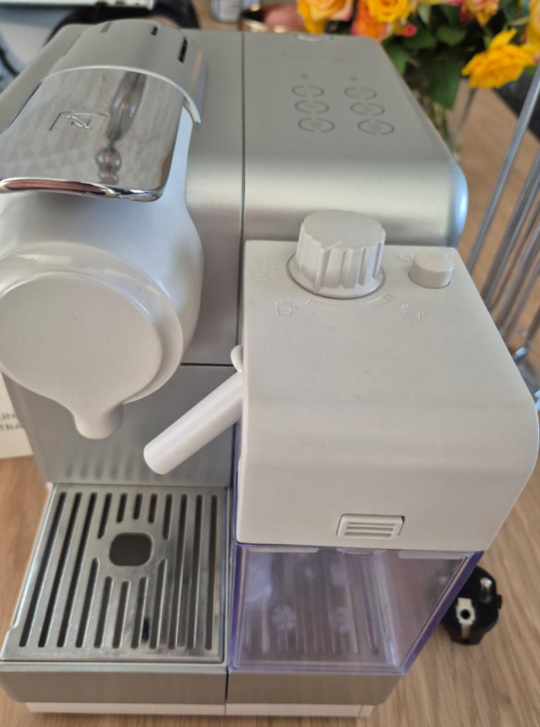 Nespresso DeLonghi Lattissima Touch Koffiemachine, Witgoed en Apparatuur, Koffiezetapparaten, Ophalen, Koffiepads en cups, Koffiemachine