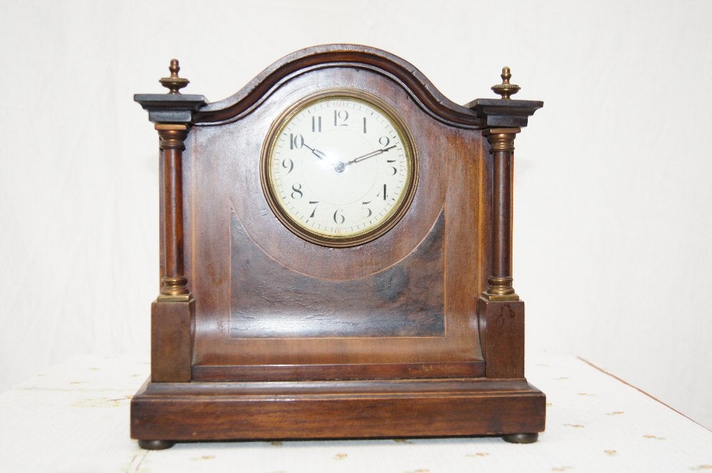 Antieke houten tafelklok met messing accenten en ingelegd, Antiek en Kunst, Antiek | Klokken, Ophalen of Verzenden