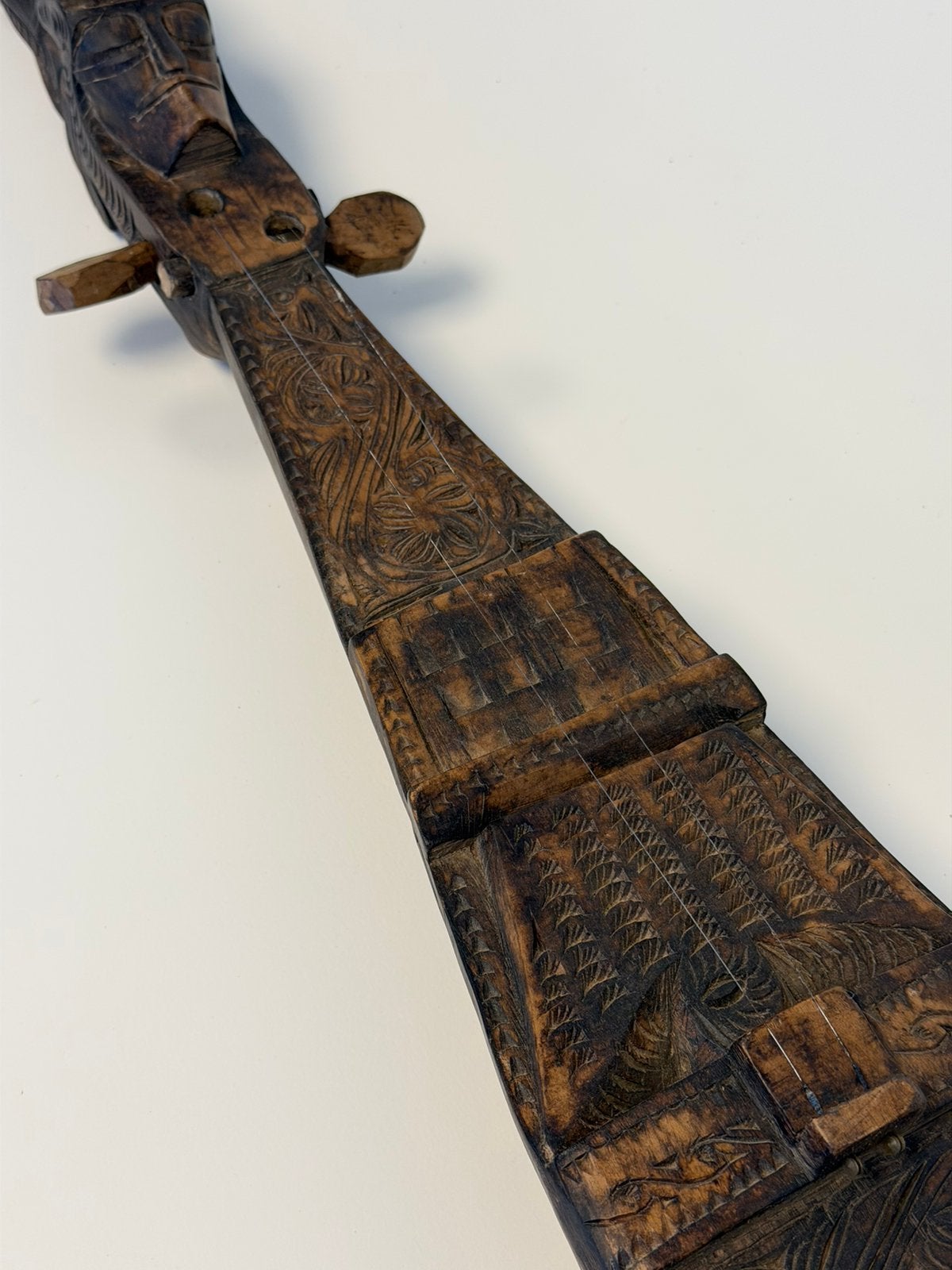 Antieke Batak Hasapi Luit Indonesië Handgesneden houten 98cm, Indonesië, Ophalen of Verzenden, Hout