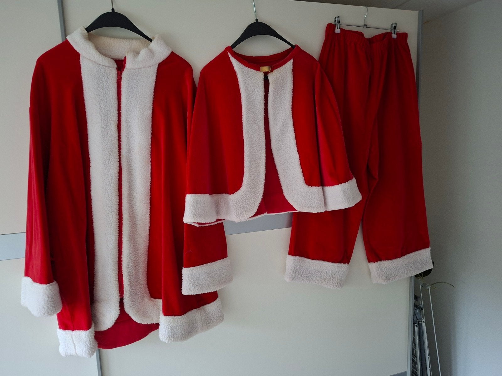 Volledig en helemaal compleet kerstmankostuum, Ophalen