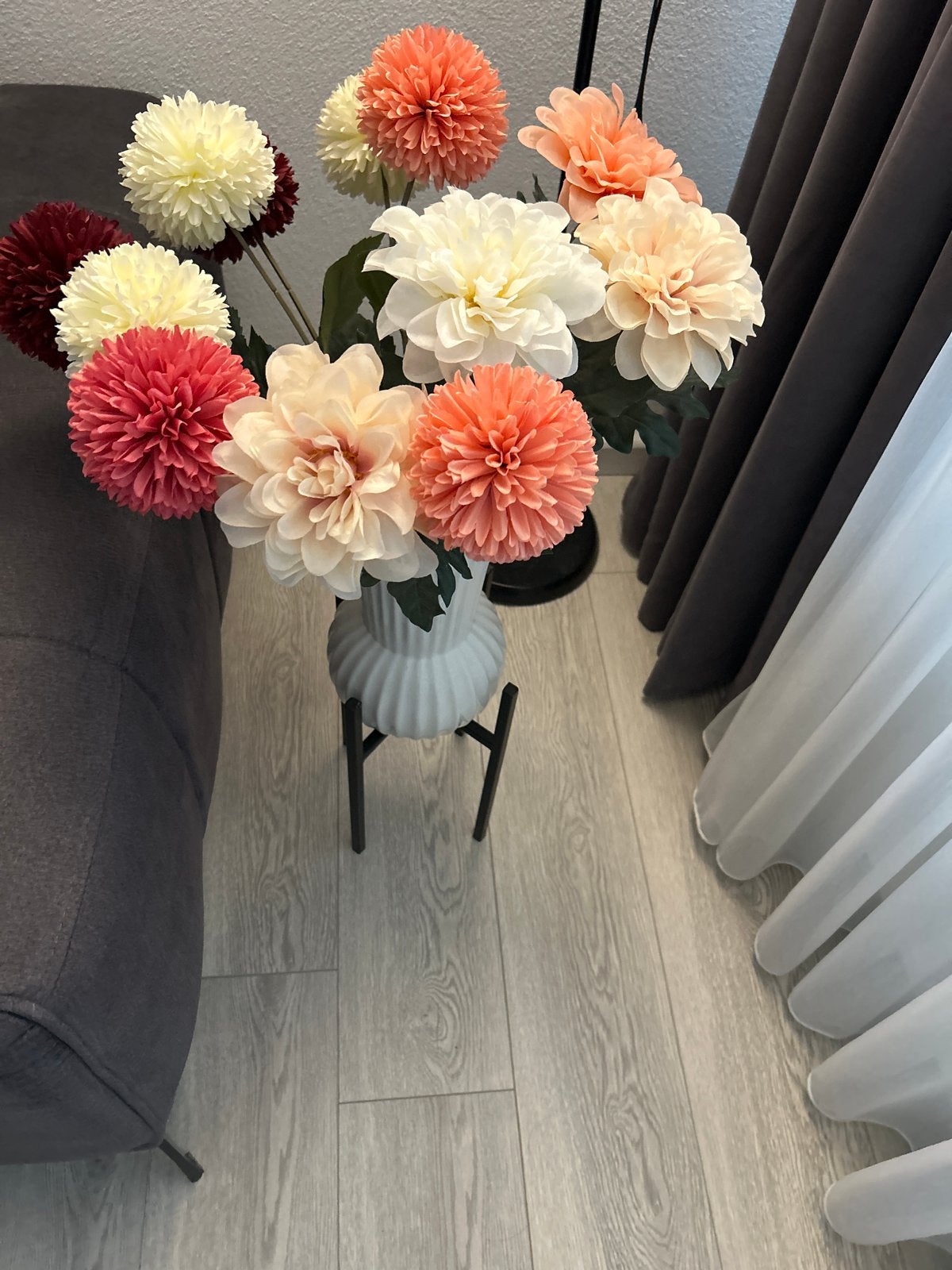 Witte vaas met standaard en kunstbloemen, Ophalen of Verzenden, Zo goed als nieuw, Inclusief decoratie, Wit
