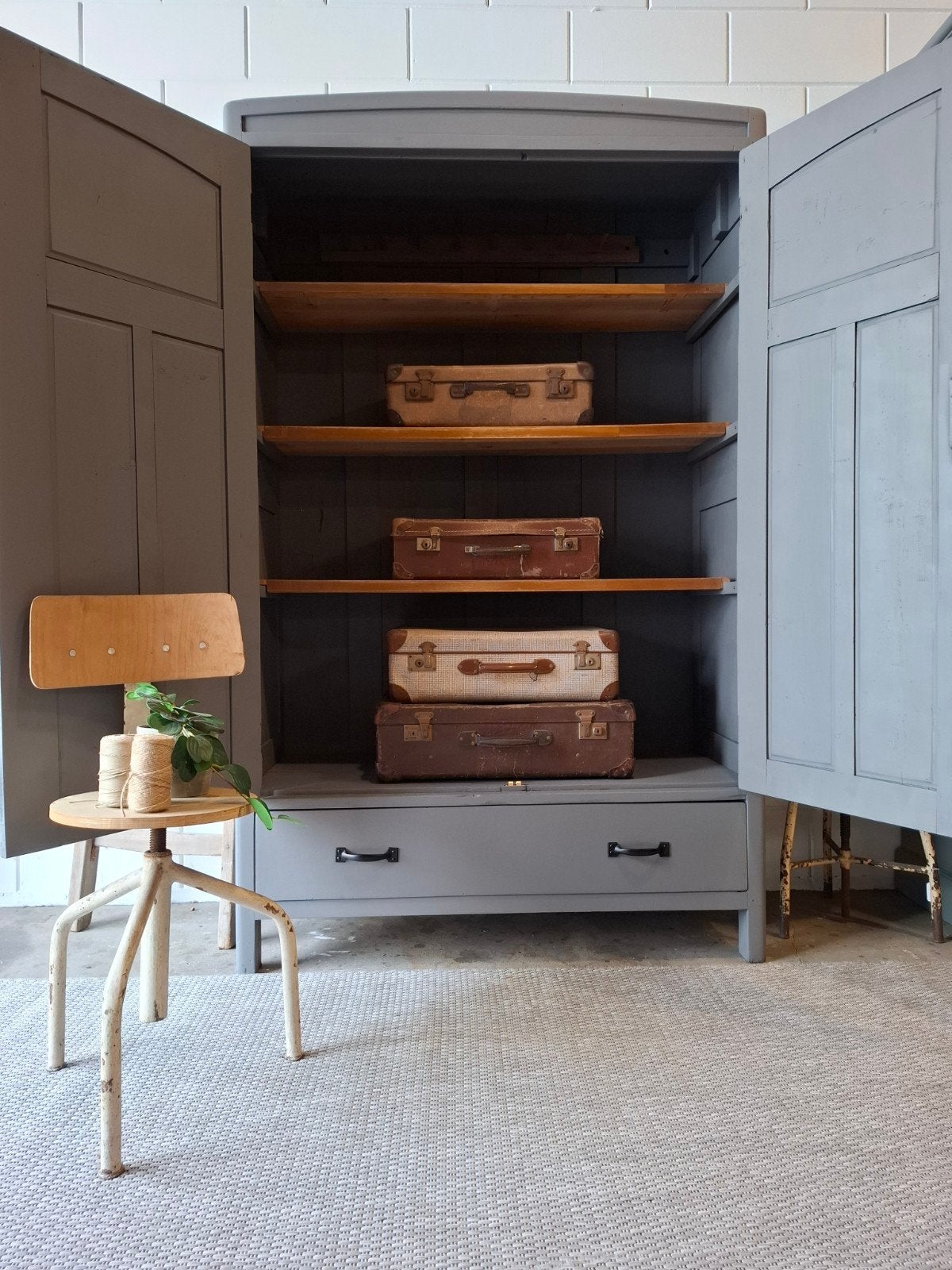 Vintage/Brocante grijze kloosterkast, Landelijke buffetkast, 100 tot 150 cm, 200 cm of meer, Ophalen of Verzenden, Zo goed als nieuw