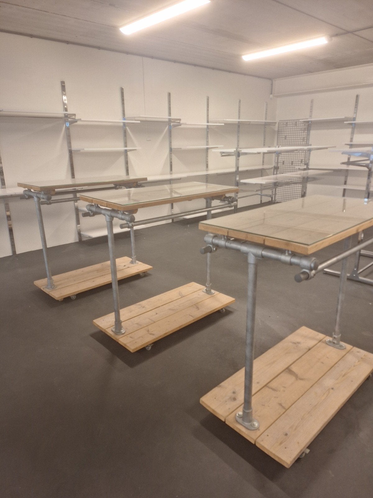 Steigerhouten kledingrekken met glasplaat en wieltjes, Ophalen