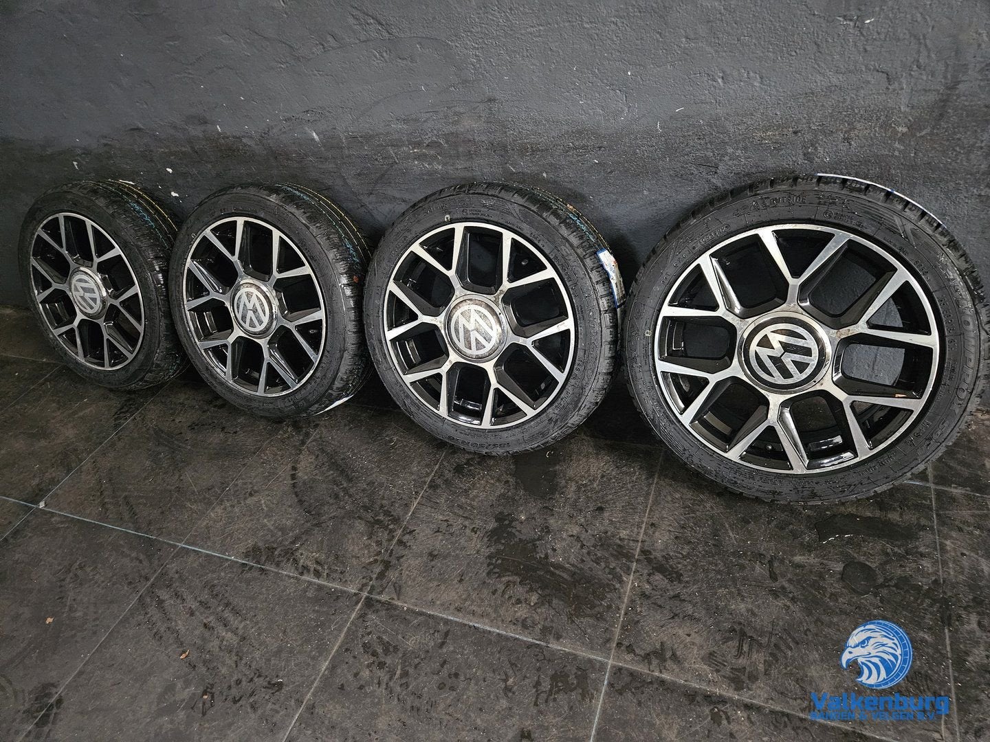 8mm! VW UP! GTI look 16 inch zwarte velgen 4x100 winterbande
