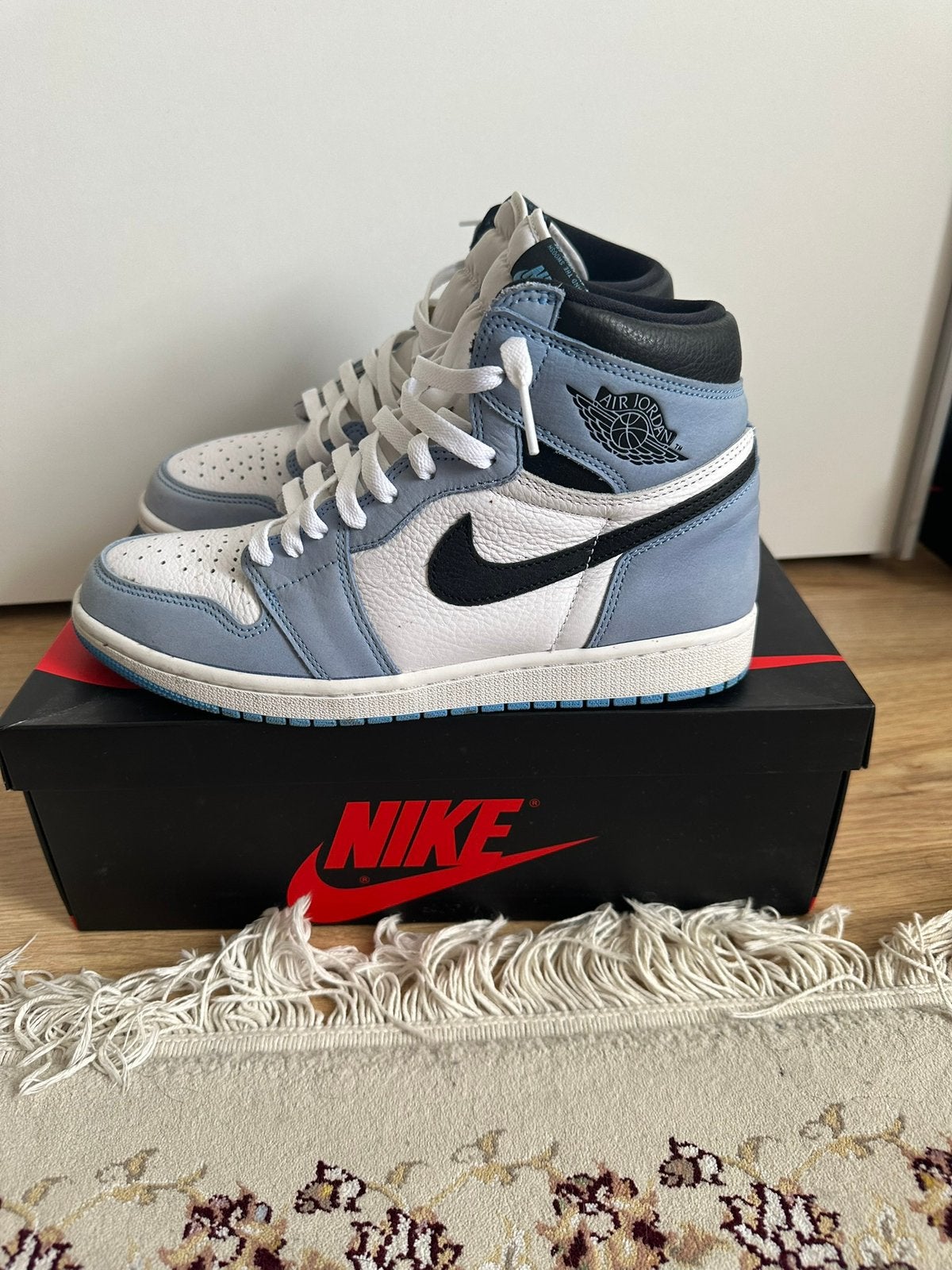 Air jordan 1 university blue, Ophalen of Verzenden, Zo goed als nieuw, Blauw