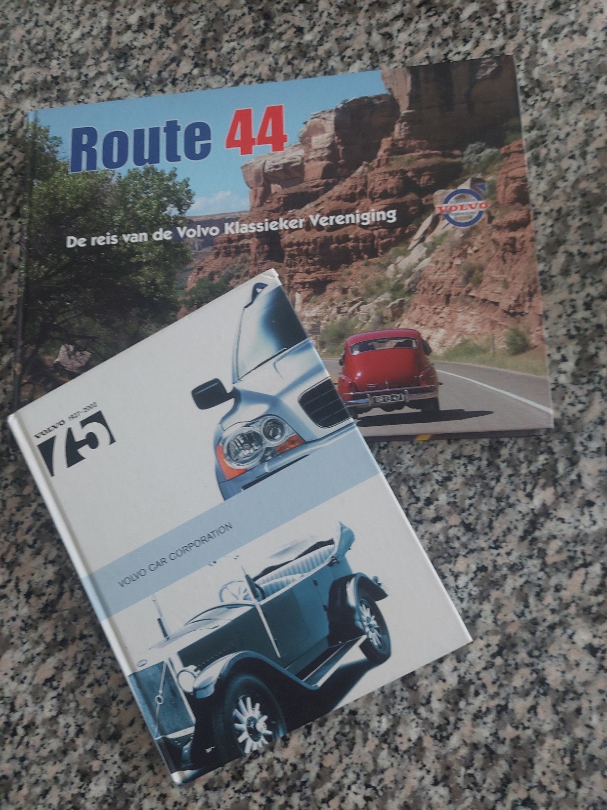 2 VOLVO BOEKEN: ROUTE 44 & VOLVO 75 JAAR €10., Ophalen of Verzenden, Zo goed als nieuw, Volvo