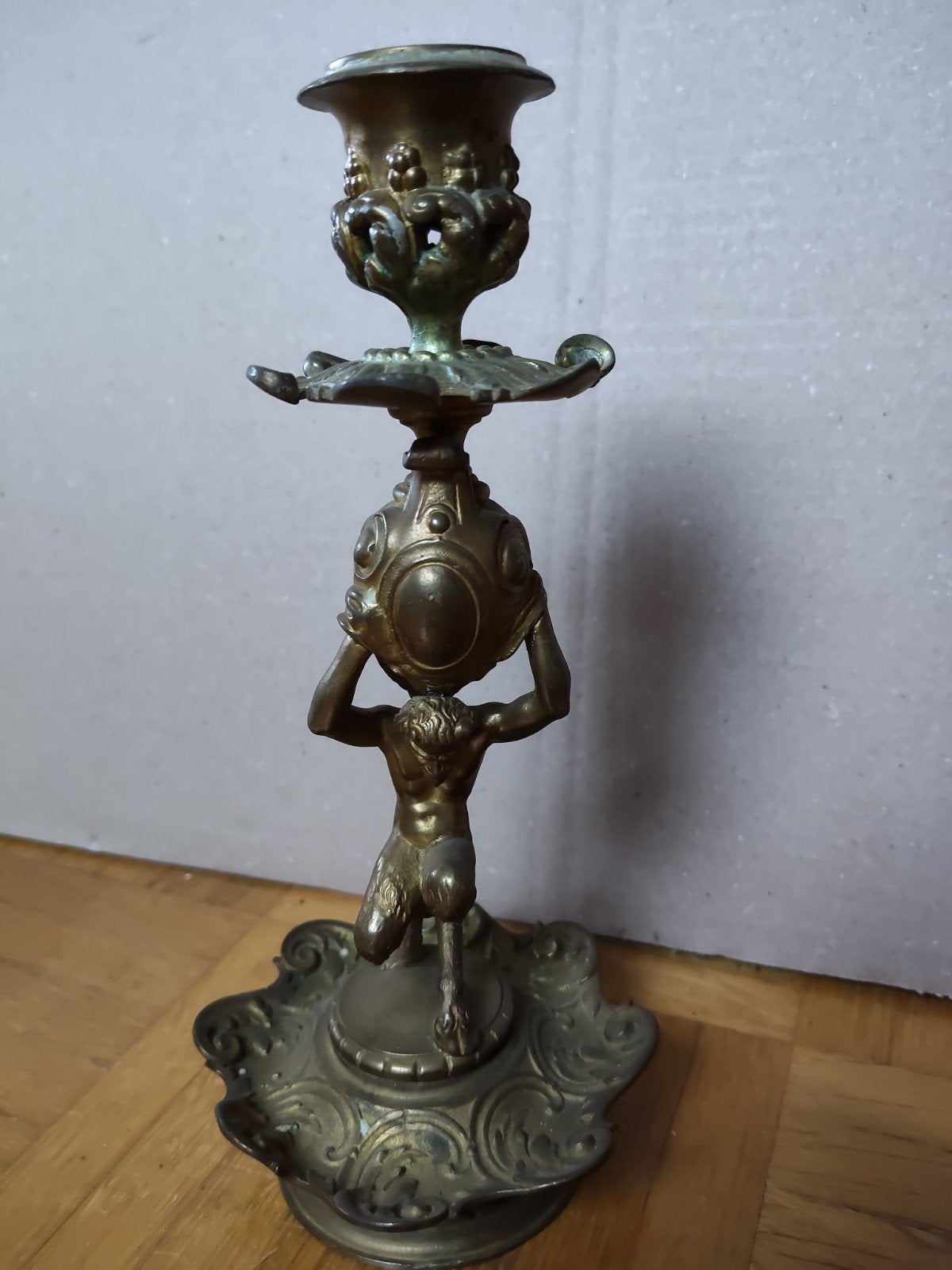 Antieke bronzen kandelaar met figuur, Ophalen of Verzenden