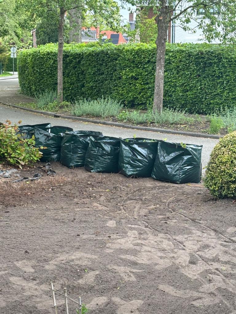 Gratis grond met wat onkruid (ca. 8 zakken), Ophalen, Tuinaarde