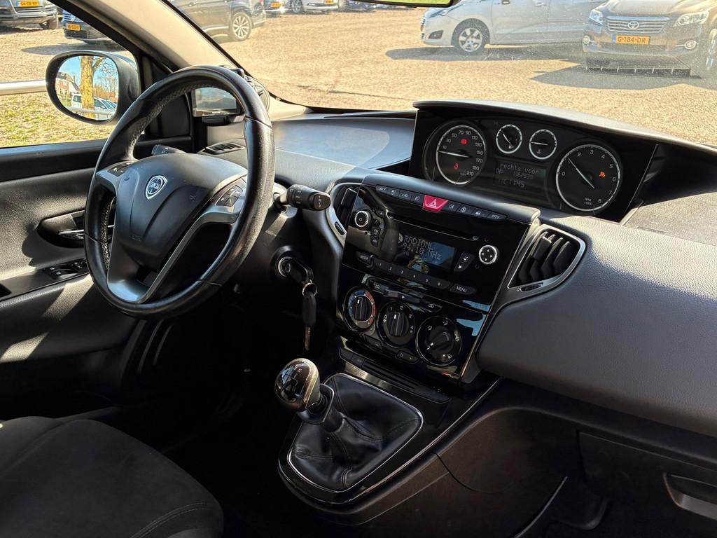 Lancia Ypsilon 0.9 TwinAir Platinum | Airco + Navi nu € 4., Auto's, Lancia, Voorwielaandrijving, Euro 5, 86 pk, Gebruikt
