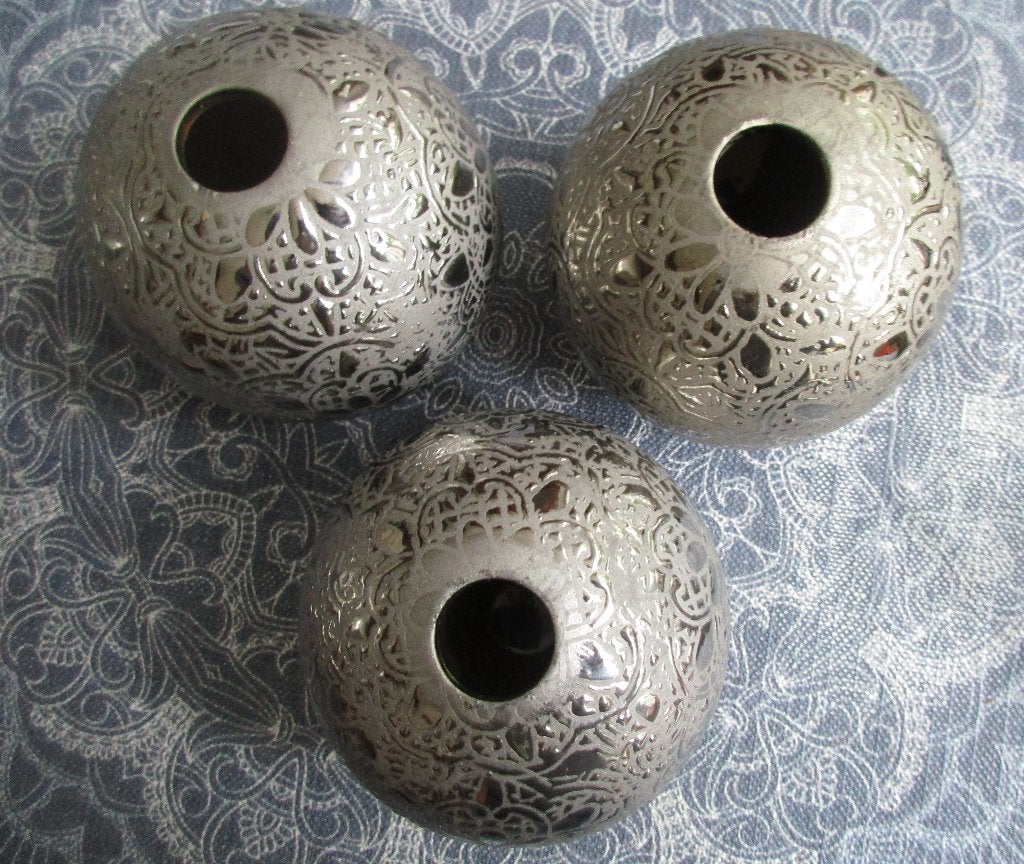 woningdecoratie / 3  bewerkte zilverkleurige ballen 9 cm, Ophalen of Verzenden