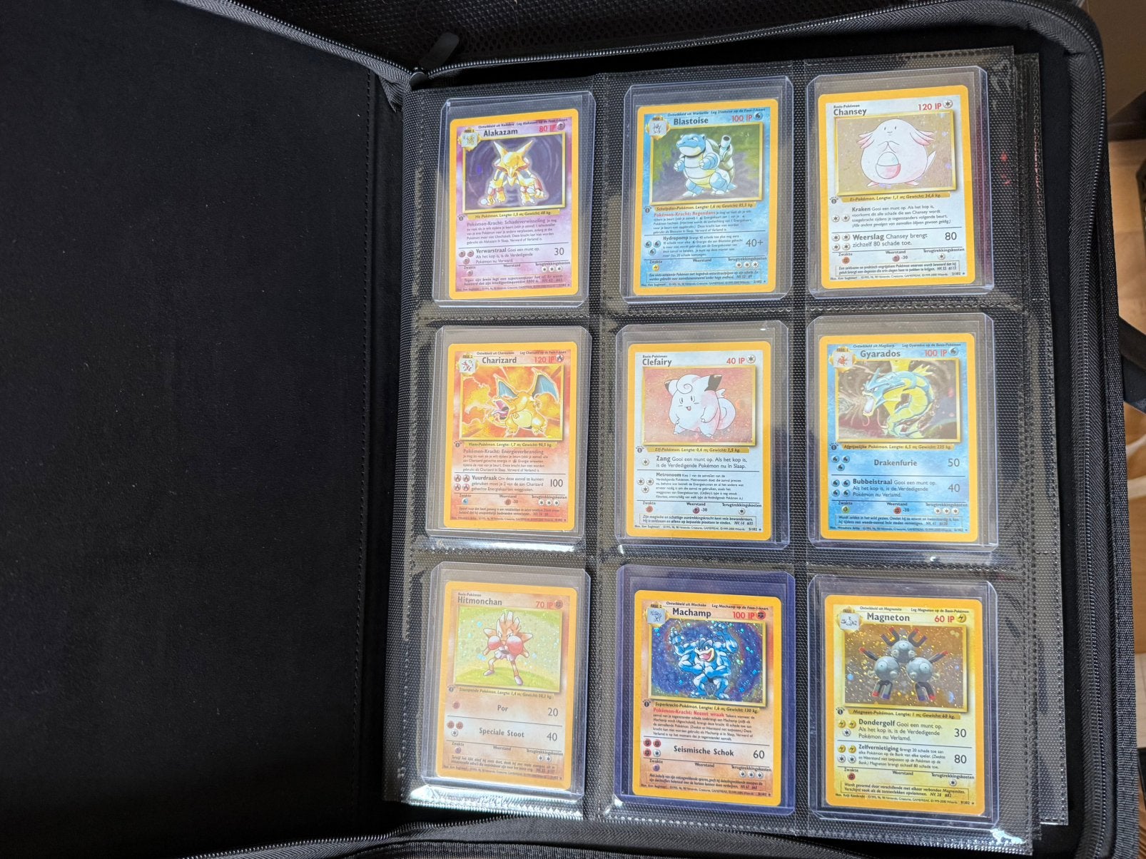 Complete 1st edition base set NL 102/102, Hobby en Vrije tijd, Verzamelkaartspellen | Pokémon, Ophalen of Verzenden, Zo goed als nieuw