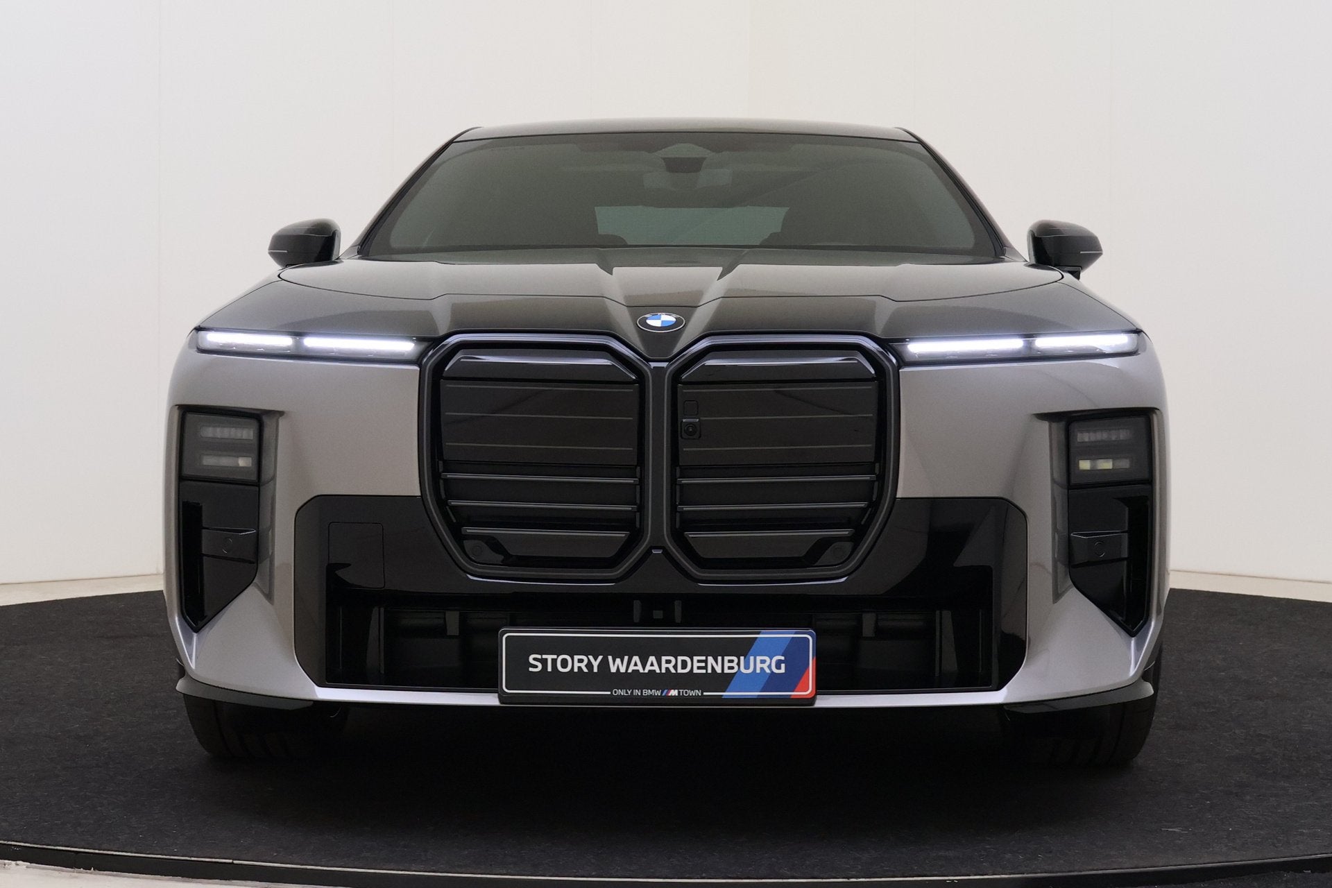 BMW i7 50 xDrive M Sport / Panoramadak Sky Lounge / Executiv, Auto's, Automaat, Dealer onderhouden, Zwart, 2670 kg