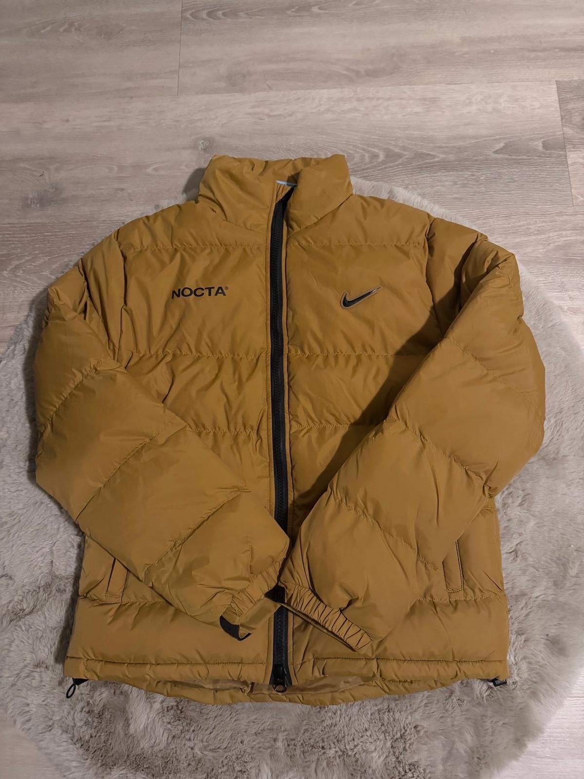Gloednieuwe Nike NOCTA Puffer Jacket - Maat M, Kleding | Heren, Ophalen of Verzenden, Nieuw, Maat 48/50 (M), Bruin