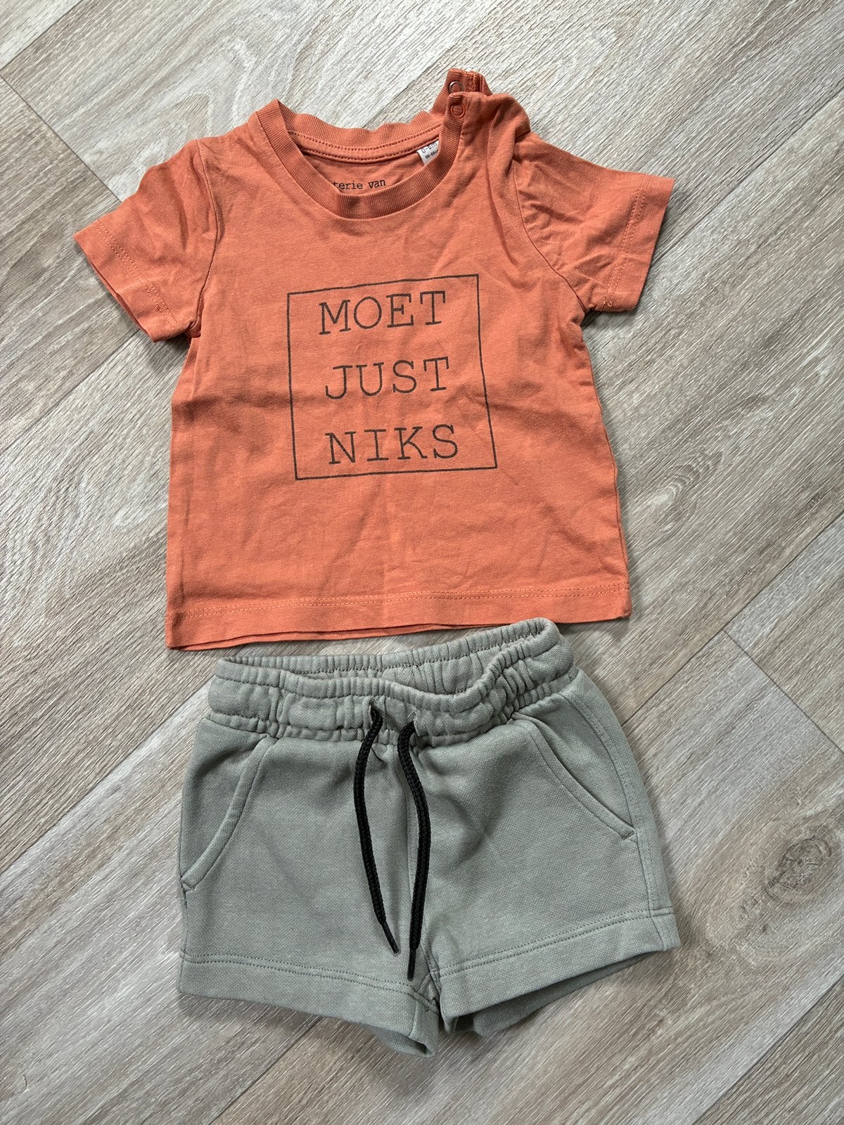 Babysetje ‘moet just niks’ maat 62, Ophalen of Verzenden, Zo goed als nieuw, Jongetje, Setje