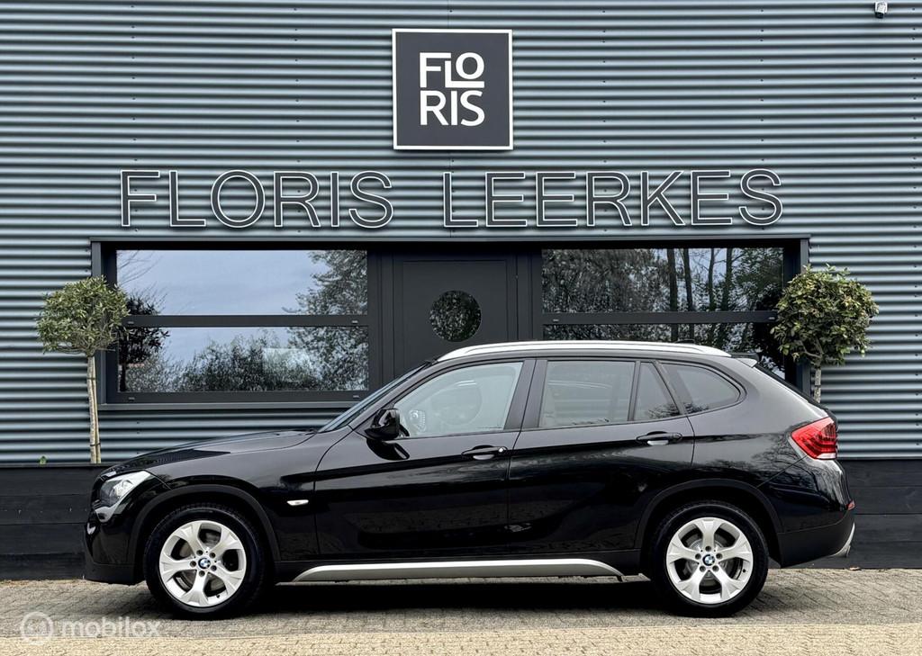 BMW X1 xDrive25i 6 cil | Pano Dak | Biege Leer | Xenon | Cam, Auto's, BMW, Gebruikt, Zwart, Bedrijf, 1570 kg